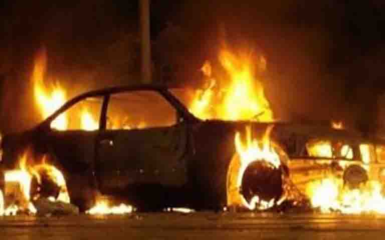 Άγνωστοι έκαψαν αυτοκίνητα στην Παλλήνη