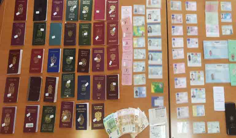Προσποιούμενη την εγκυμονούσα, απέκρυπτε δεκάδες διαβατήρια